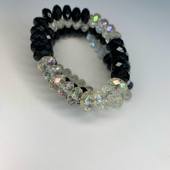 Expandable black and white beaded bracelet - Picture 3 of 3